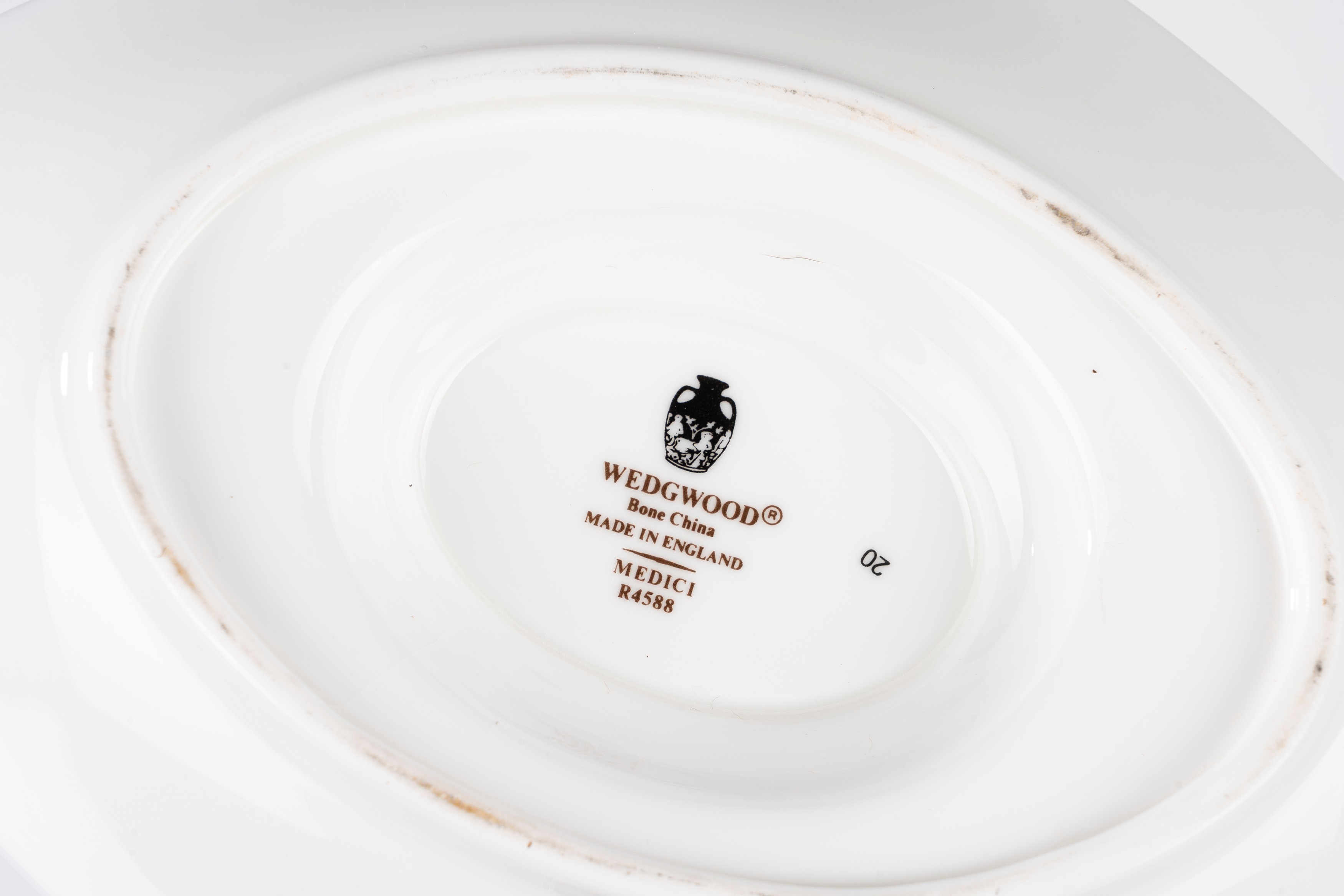 Wedgwood, Coppia di salsiere in porcellana bianca decorata in policromia con piattini