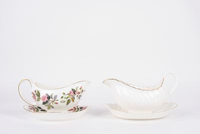 Wedgwood, Due salsiere in porcellana con piattino
