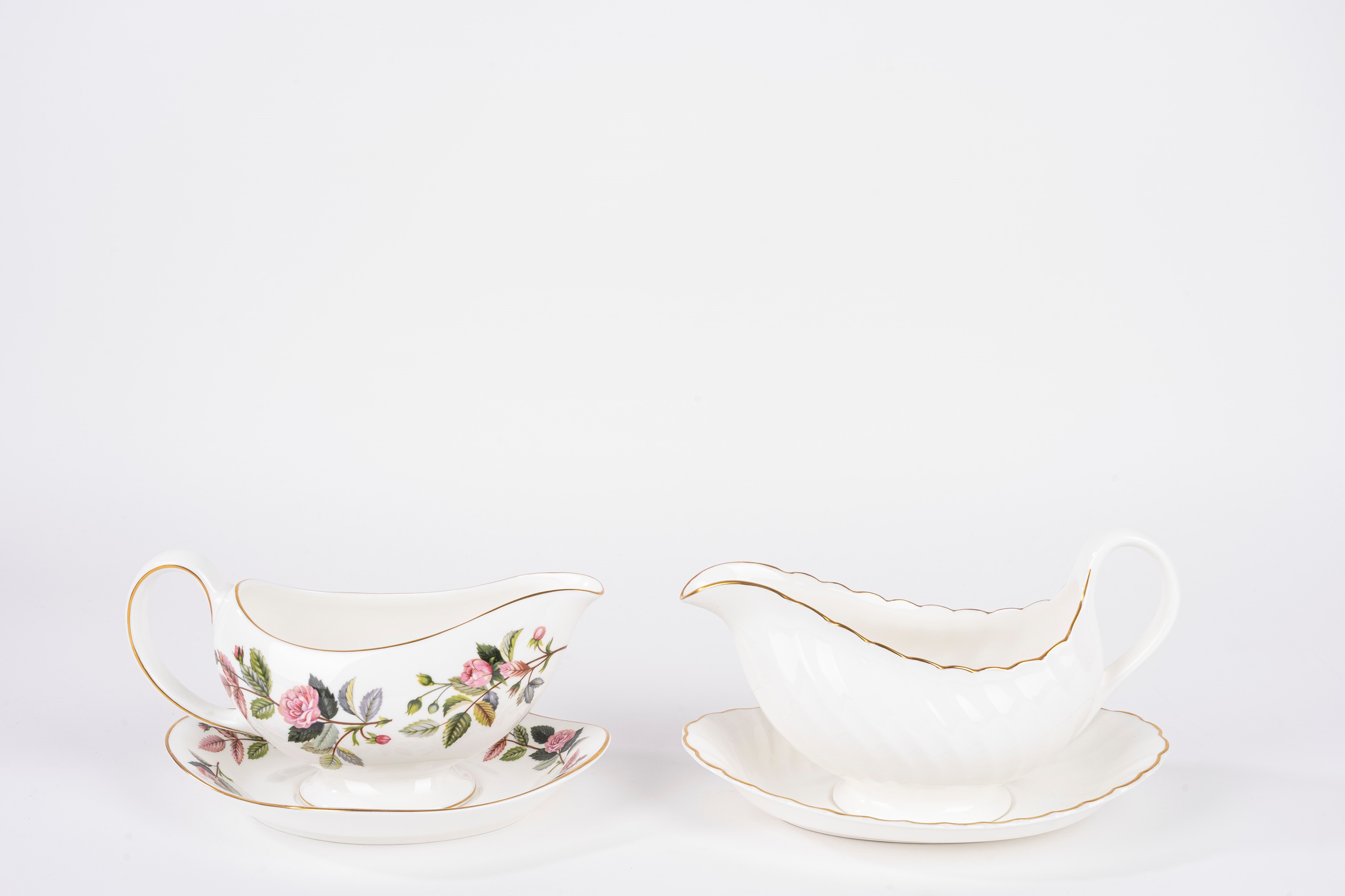 Wedgwood, Due salsiere in porcellana con piattino