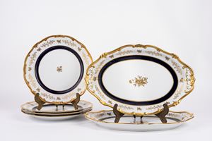 Lotto composto da quattro piatti piani e due piatti da portata ovali in porcellana bianca decorata in blu e oro, Weimar