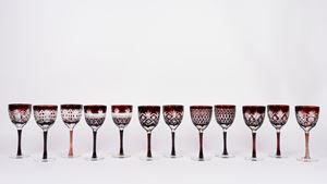 Servizio da dodici calici in cristallo di Boemia rosso molato e inciso