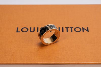 Anello monogram, metallo dorato con smalto nero