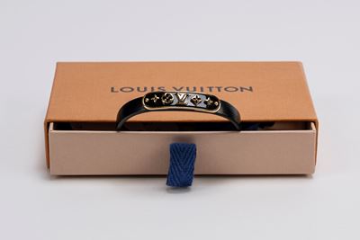 Bracciale monogram, pelle nera e metallo dorato