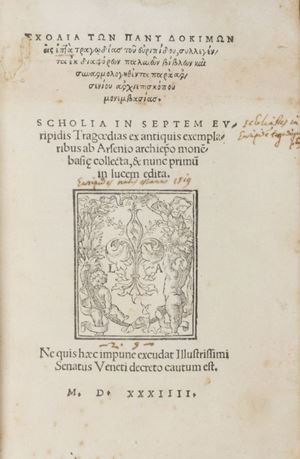 Rara prima edizione del commento di Apostolios Arsenios, Vescovo di Malvasia (Monebasia), nato a Creta nel 1465 e morto a Venezia nel 1535. Scholia in septem Euripidis tragoedias ex antiquis exemplaribus ab Arsenio archiepiscopo Mombasiae collecta