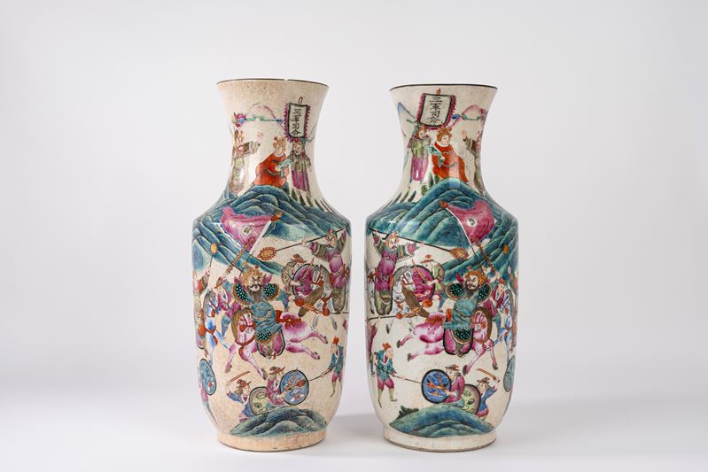 Bella coppia di vasi in porcellana policroma in stile Nanking, Cina, fine XIX secolo