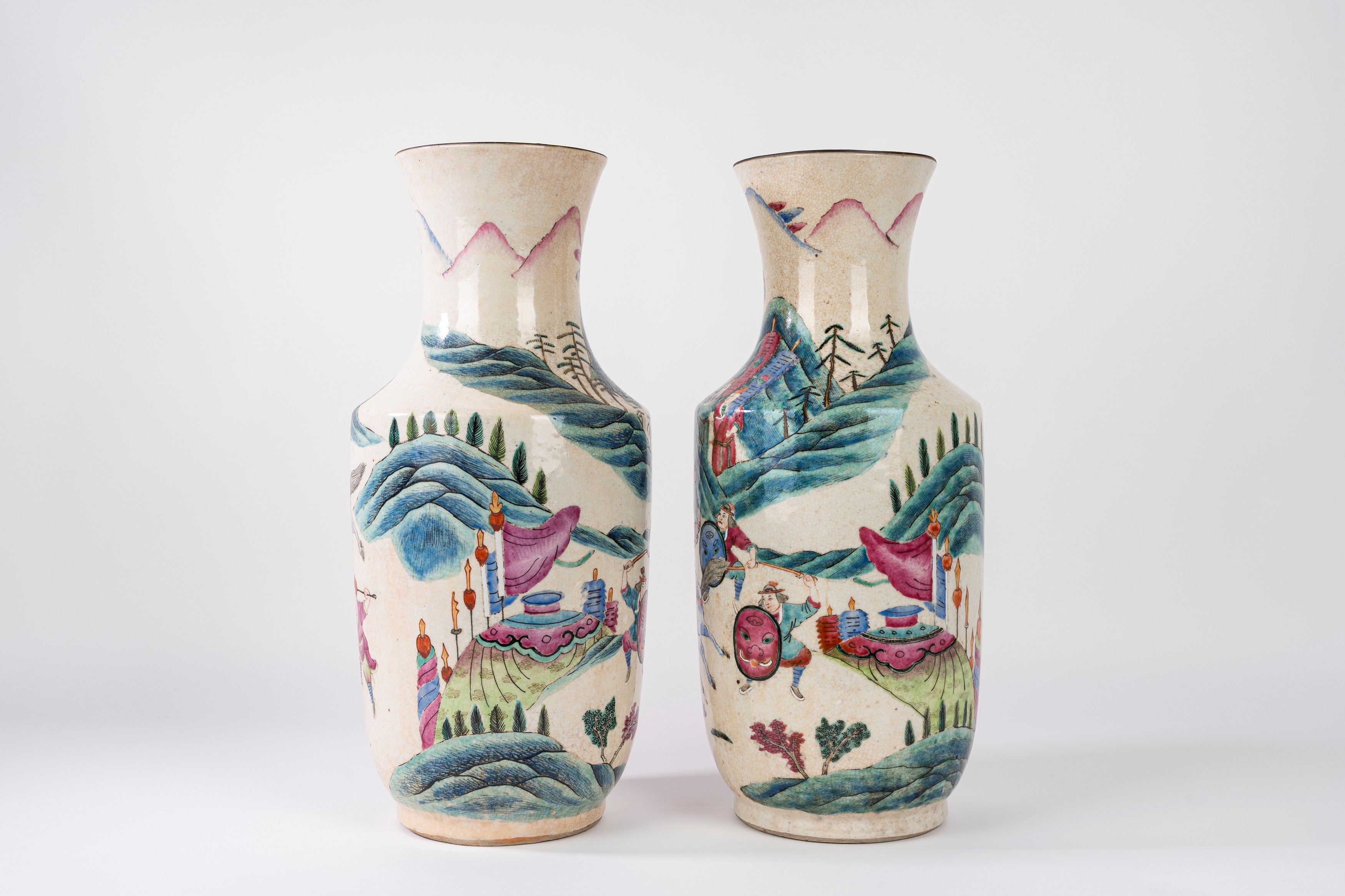 Bella coppia di vasi in porcellana policroma in stile Nanking, Cina, fine XIX secolo