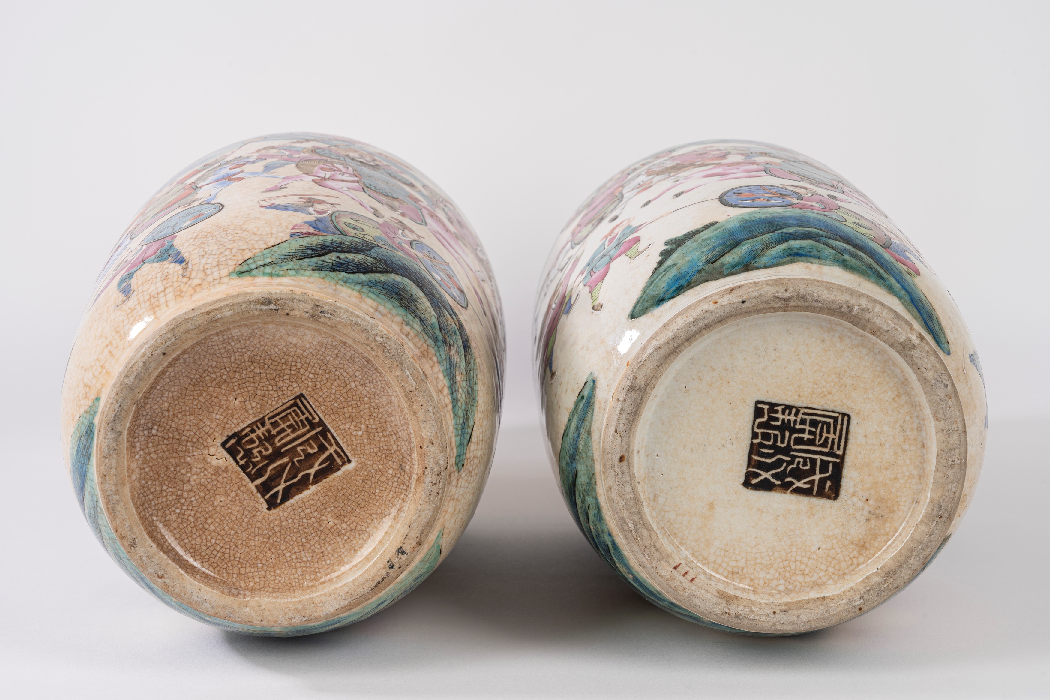 Bella coppia di vasi in porcellana policroma in stile Nanking, Cina, fine XIX secolo