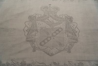 Importante Tovaglia in Lino Decorata con Quattro Blasoni Centrali e Motivi Floreali Lungo il Bord...