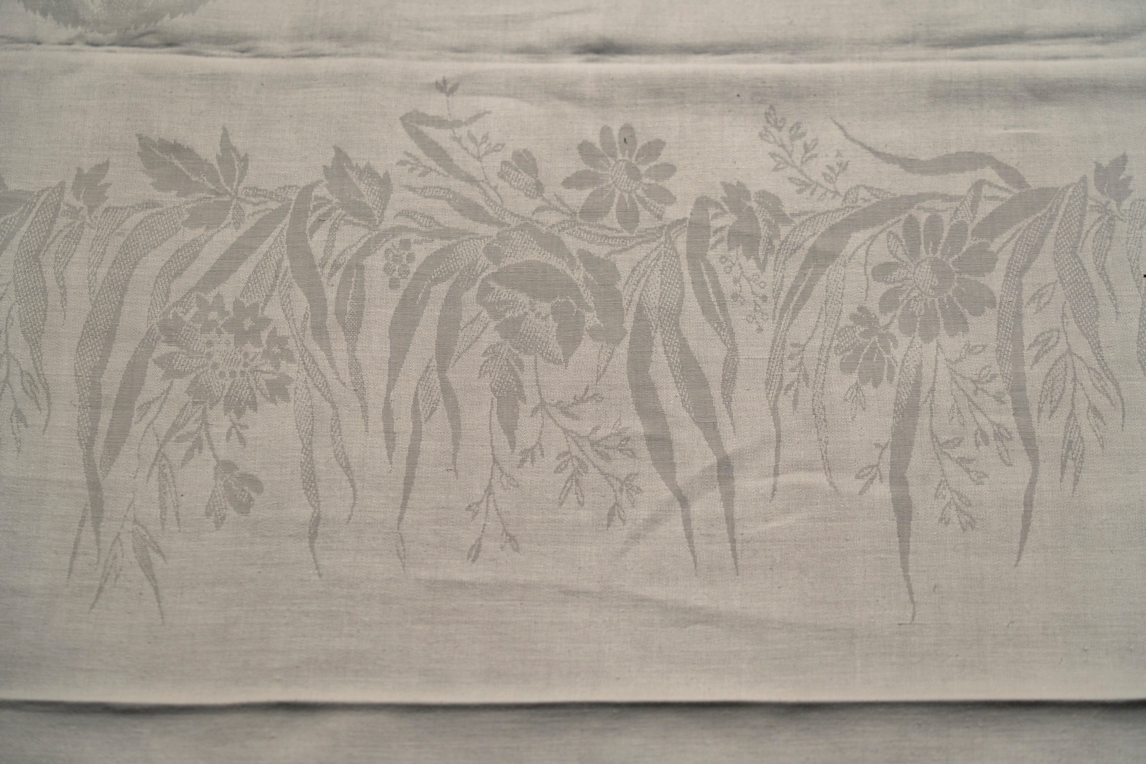 Importante Tovaglia in Lino Decorata con Quattro Blasoni Centrali e Motivi Floreali Lungo il Bord...