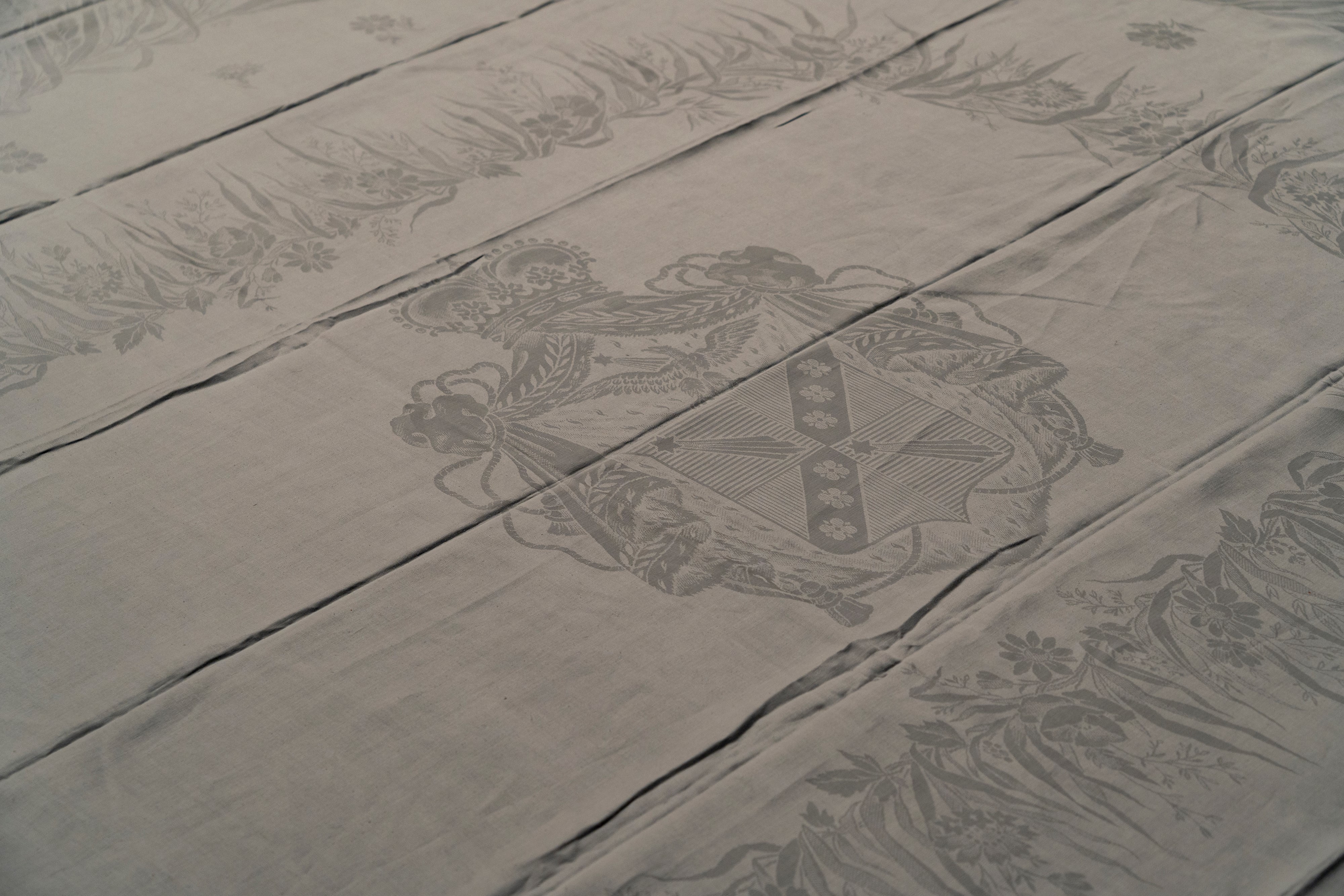 Importante Tovaglia in Lino Decorata con Quattro Blasoni Centrali e Motivi Floreali Lungo il Bord...