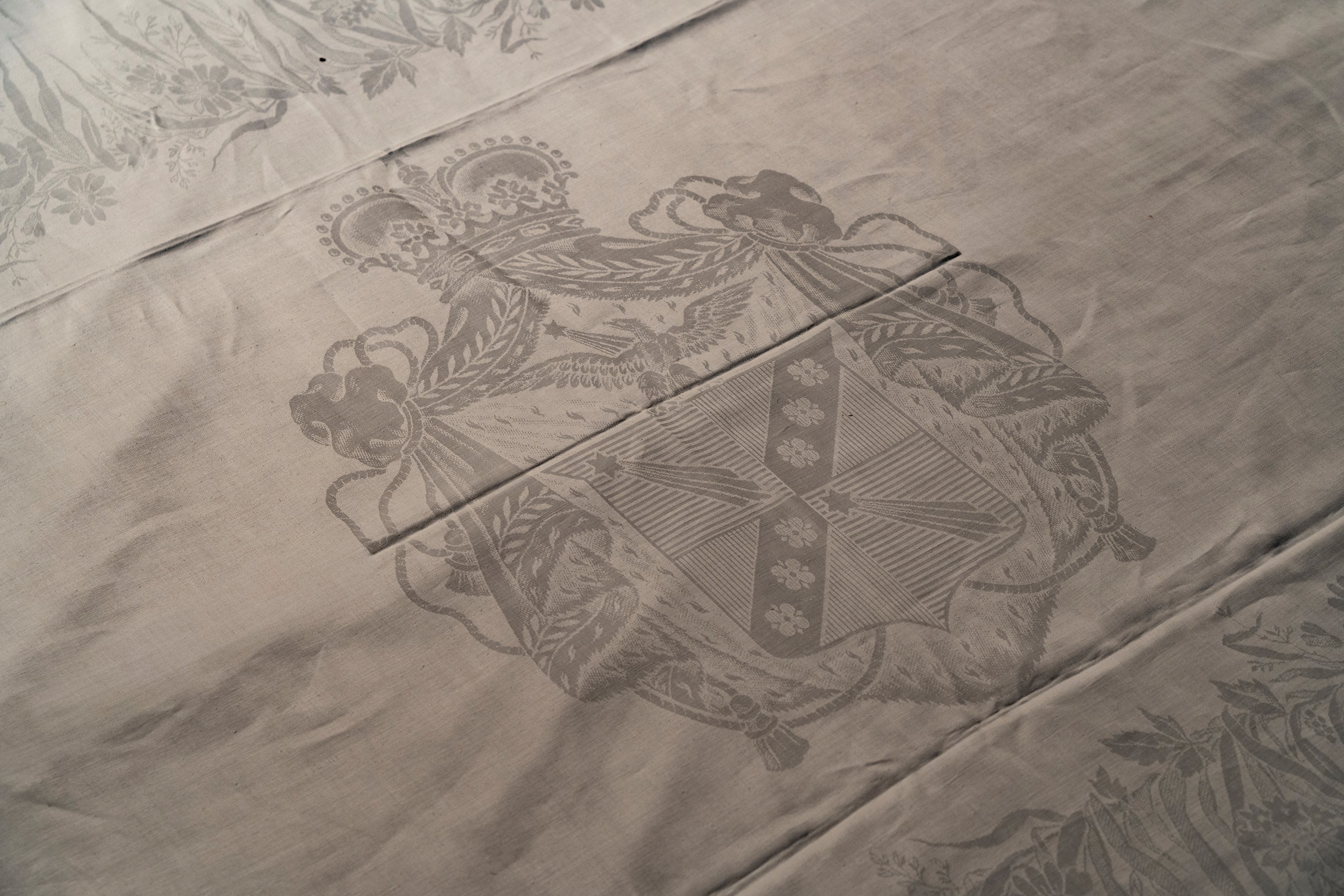 Importante Tovaglia in Lino Decorata con Quattro Blasoni Centrali e Motivi Floreali Lungo il Bord...