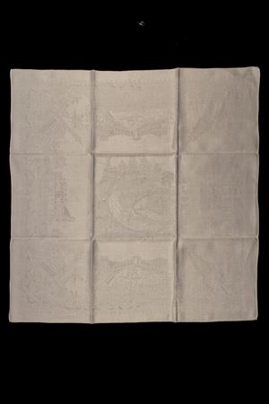 Importante tovaglia in lino decorata con vedute di Roma, Venezia e Milano tra pagode angolari lungo il bordo