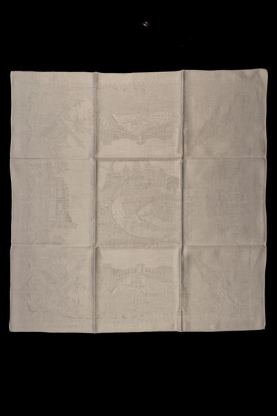 Importante Tovaglia in Lino Decorata con Vedute di Roma, Venezia e Milano tra Pagode Angolari Lun...