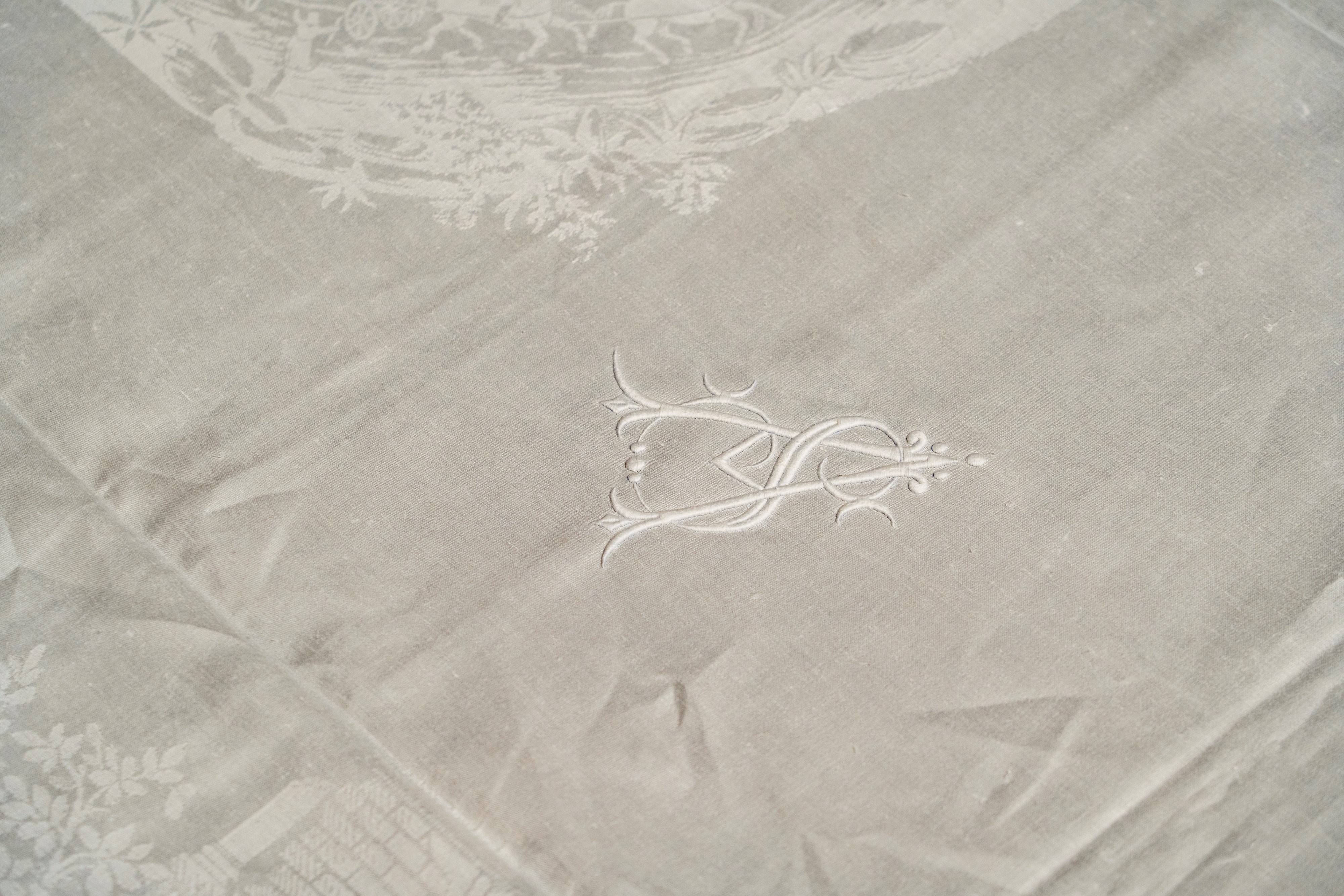 Importante Tovaglia in Lino Decorata con Vedute di Roma, Venezia e Milano tra Pagode Angolari Lun...