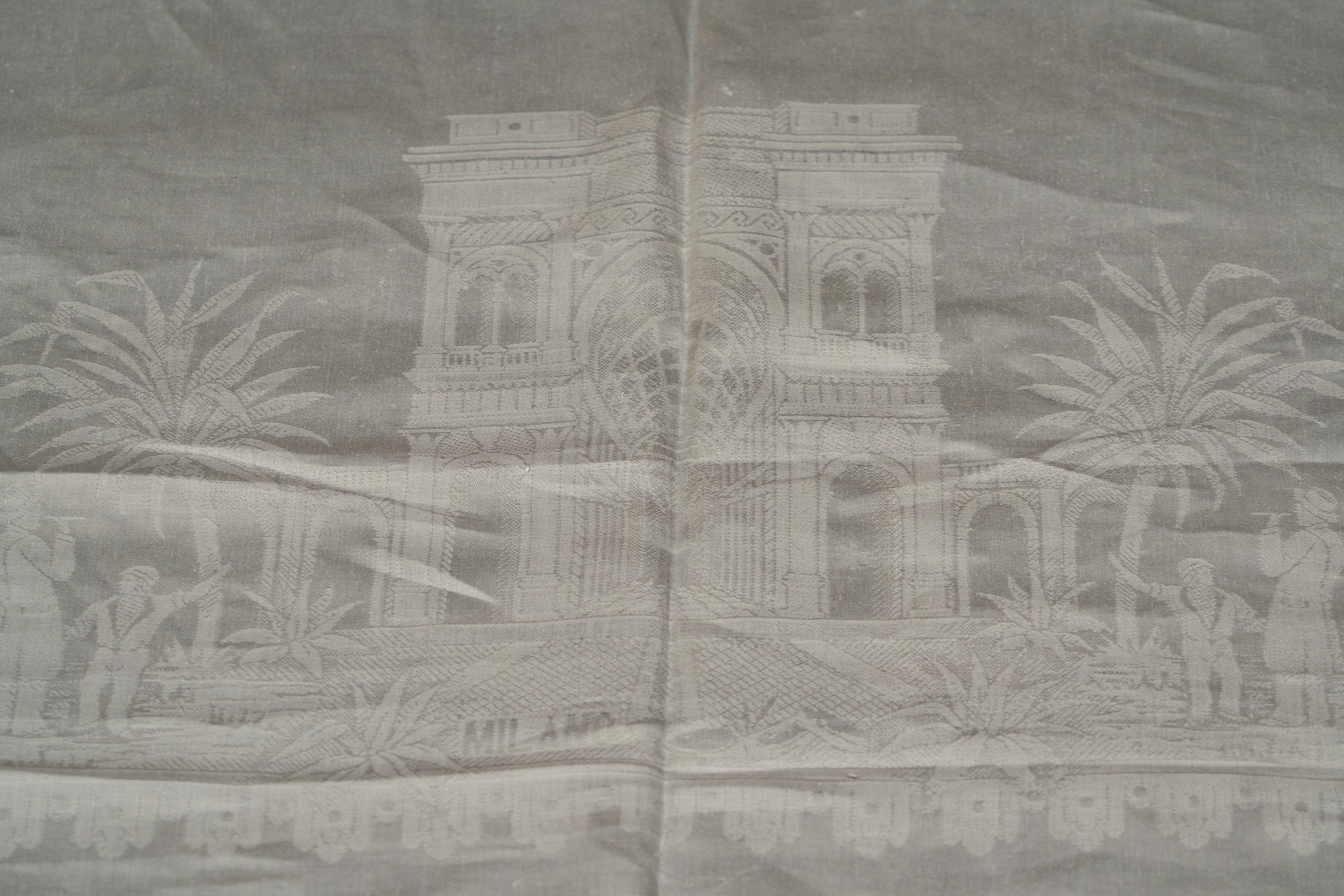 Importante Tovaglia in Lino Decorata con Vedute di Roma, Venezia e Milano tra Pagode Angolari Lun...