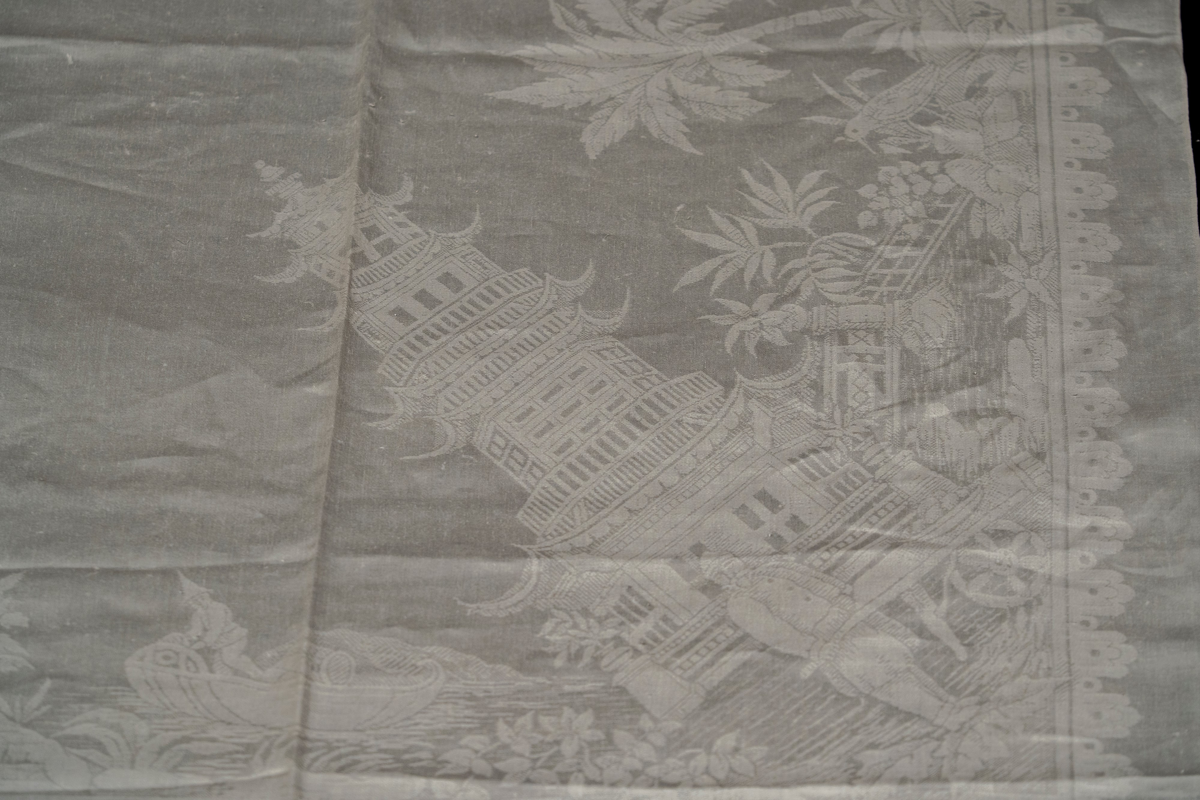 Importante Tovaglia in Lino Decorata con Vedute di Roma, Venezia e Milano tra Pagode Angolari Lun...