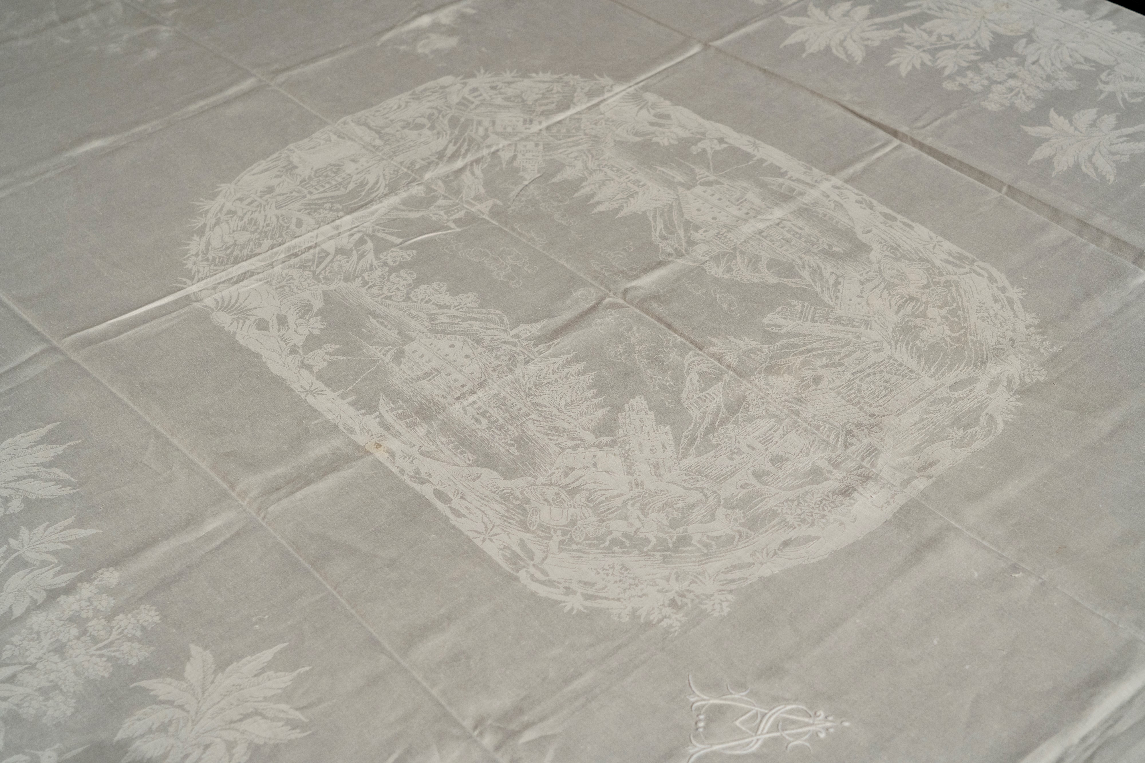 Importante Tovaglia in Lino Decorata con Vedute di Roma, Venezia e Milano tra Pagode Angolari Lun...