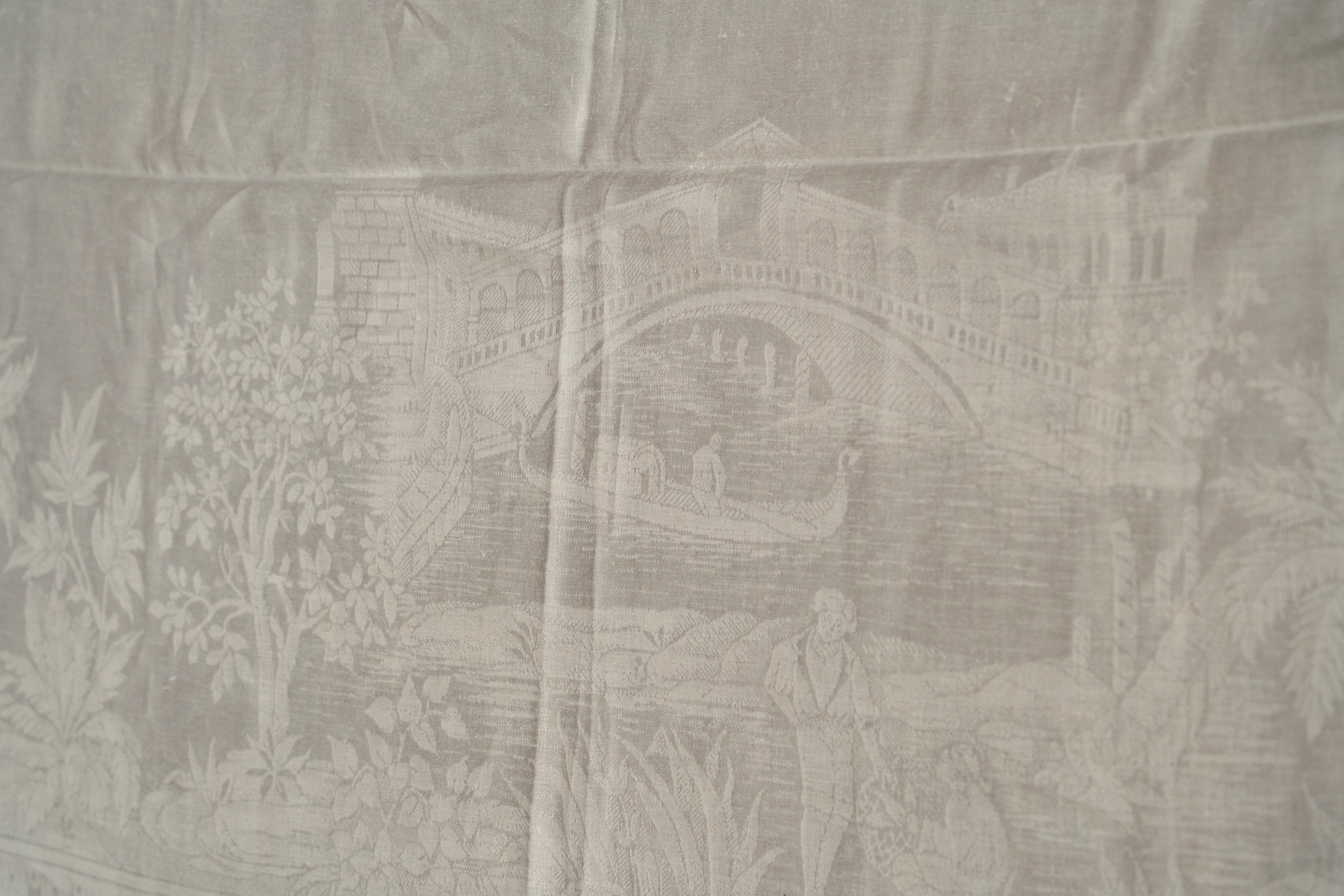 Importante Tovaglia in Lino Decorata con Vedute di Roma, Venezia e Milano tra Pagode Angolari Lun...