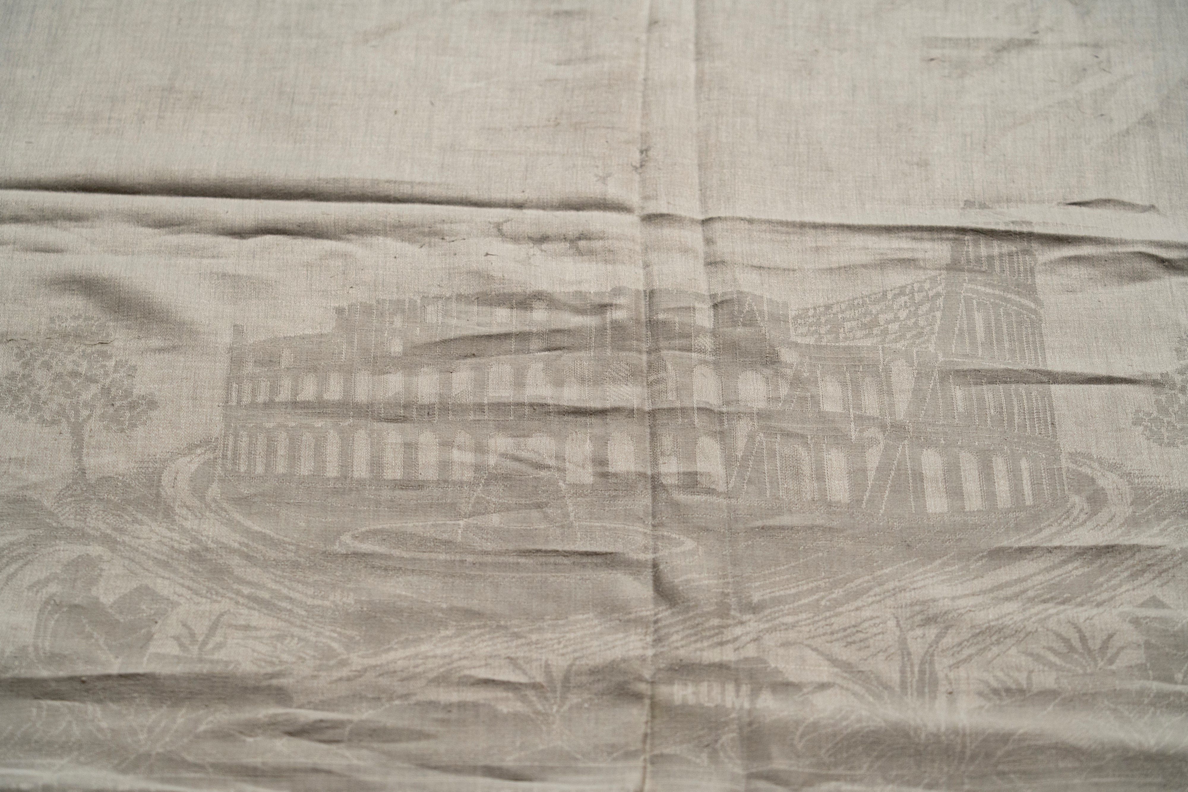 Importante Tovaglia in Lino Decorata con Vedute di Roma, Venezia e Milano tra Pagode Angolari Lun...