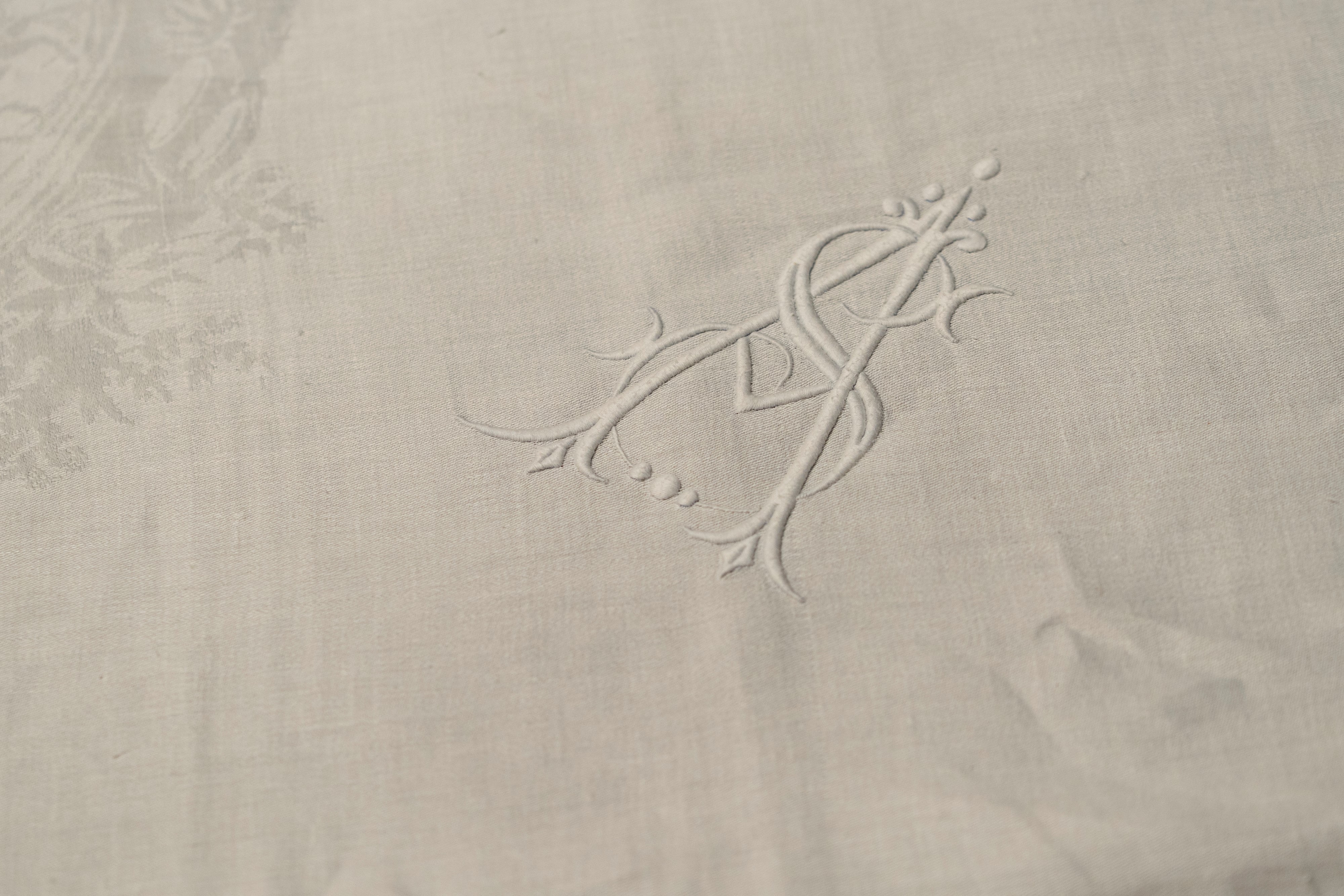 Importante Tovaglia in Lino Decorata con Vedute di Roma, Venezia e Milano tra Pagode Angolari Lun...