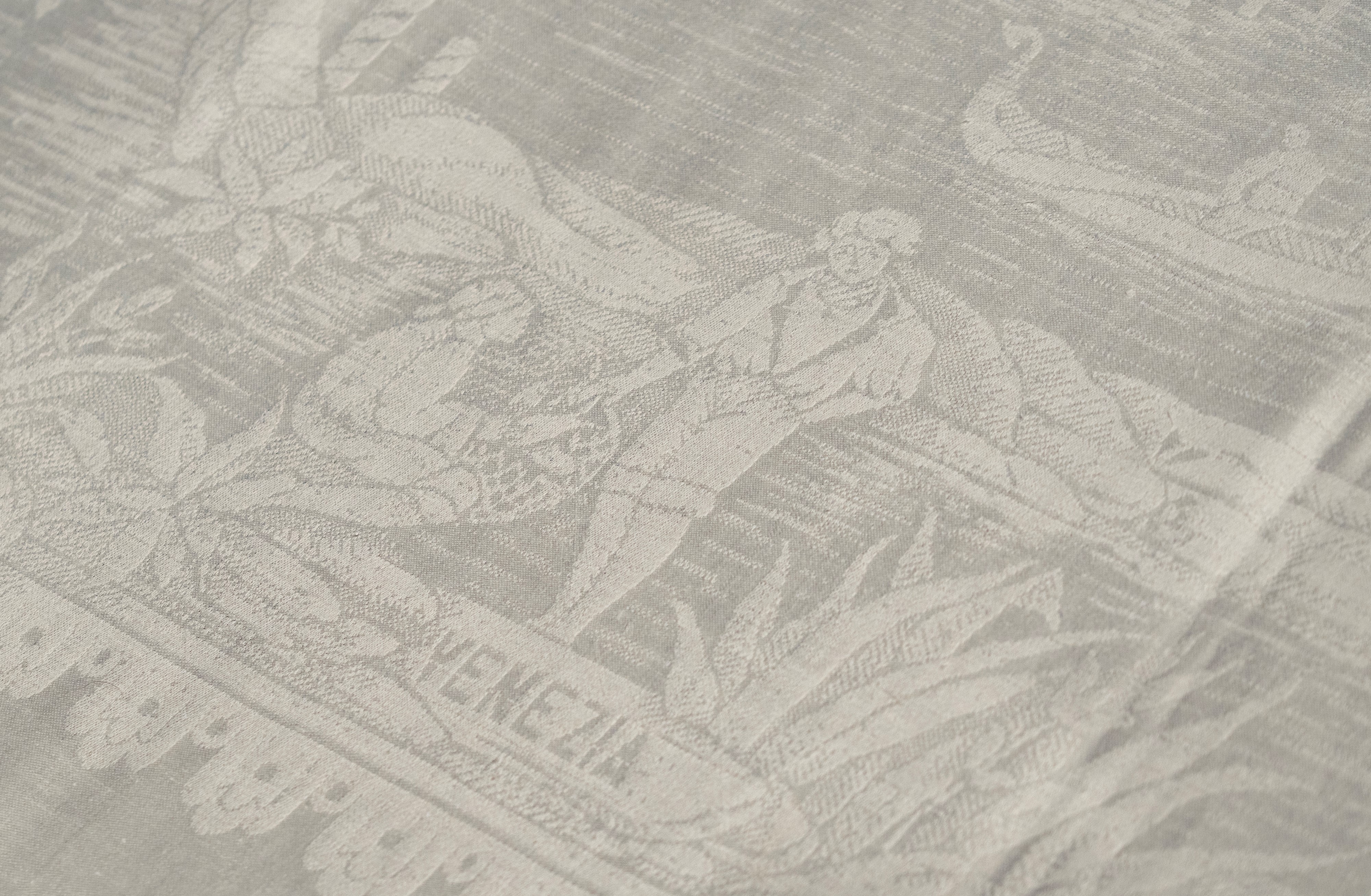 Importante Tovaglia in Lino Decorata con Vedute di Roma, Venezia e Milano tra Pagode Angolari Lun...