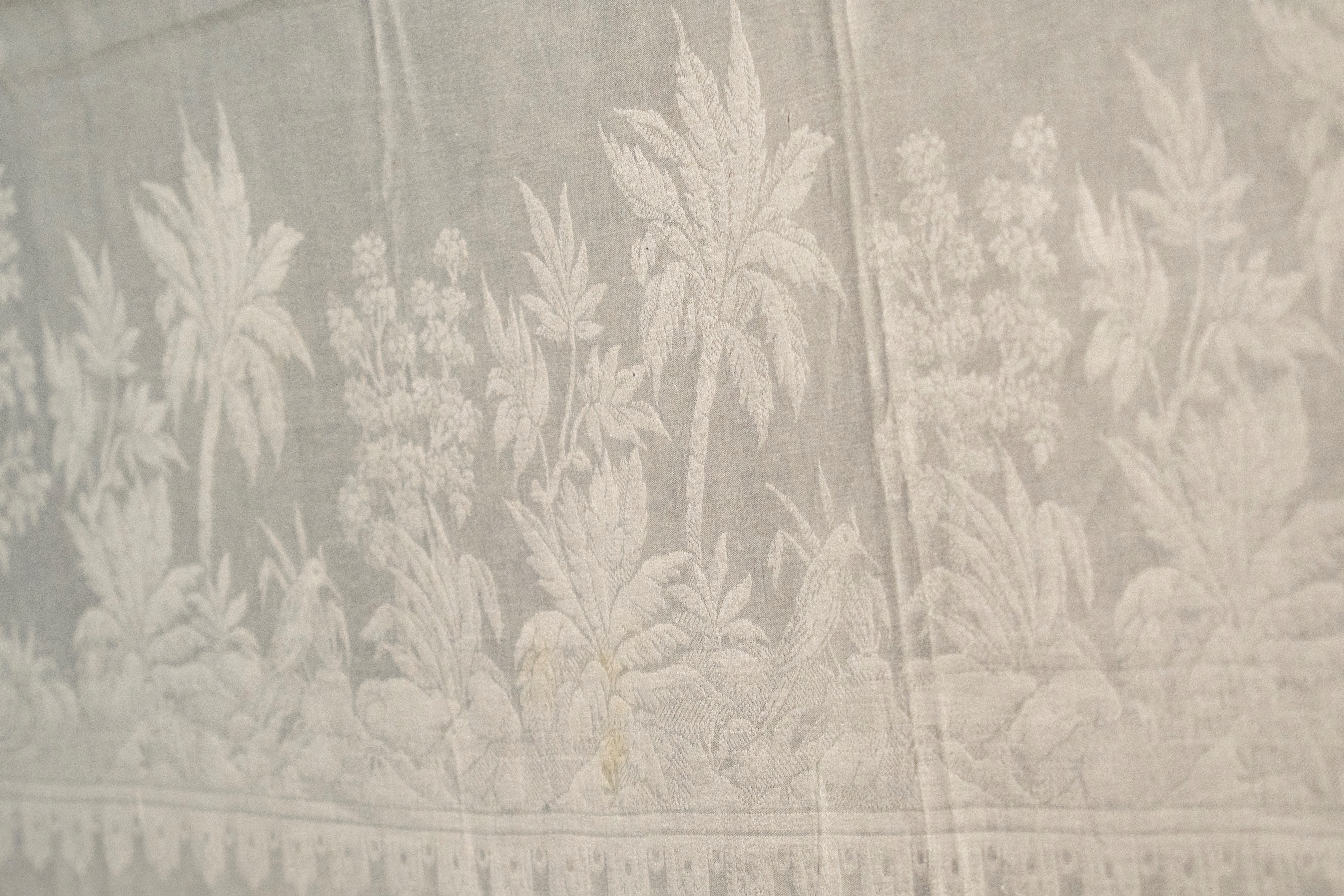 Importante Tovaglia in Lino Decorata con Vedute di Roma, Venezia e Milano tra Pagode Angolari Lun...