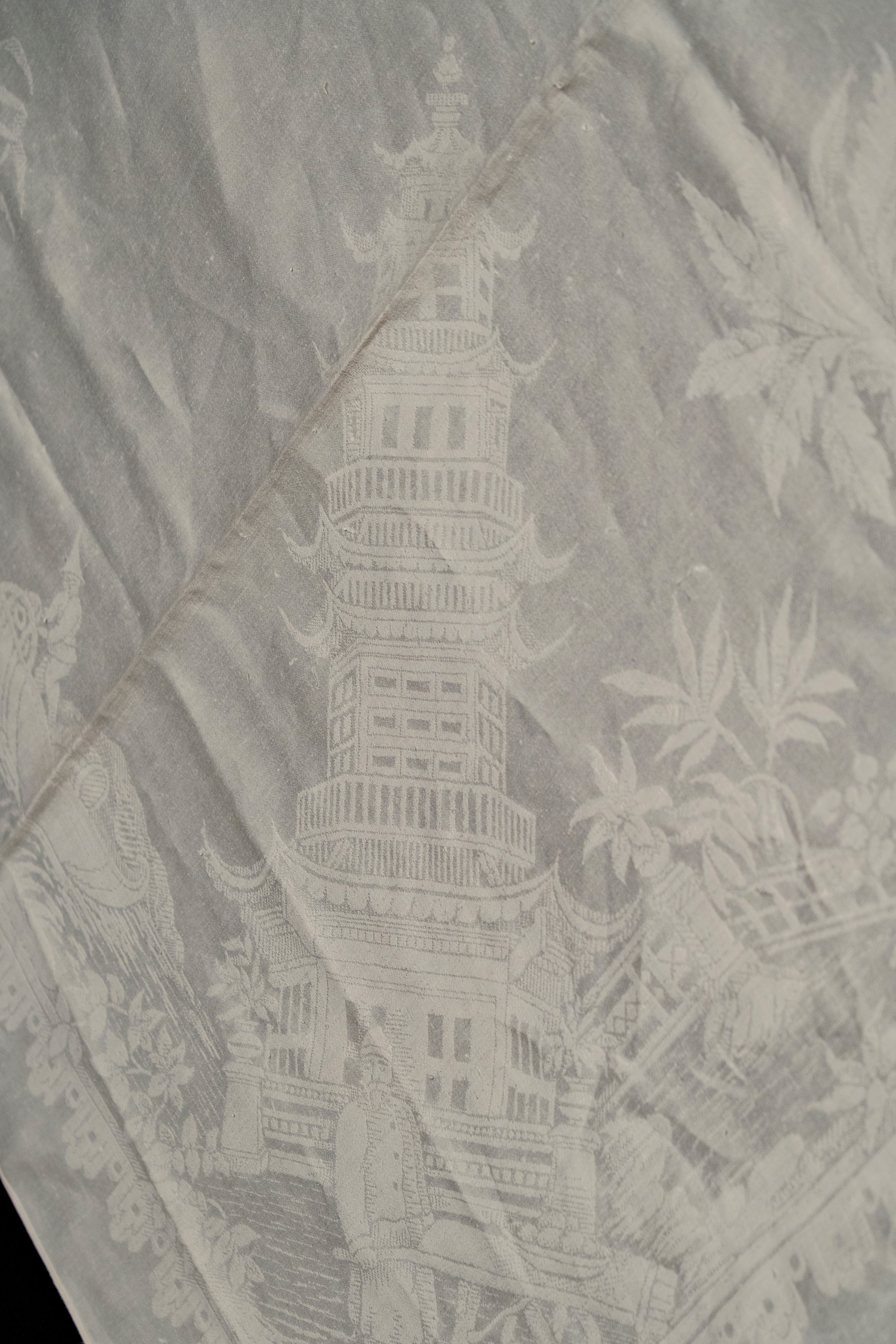 Importante Tovaglia in Lino Decorata con Vedute di Roma, Venezia e Milano tra Pagode Angolari Lun...