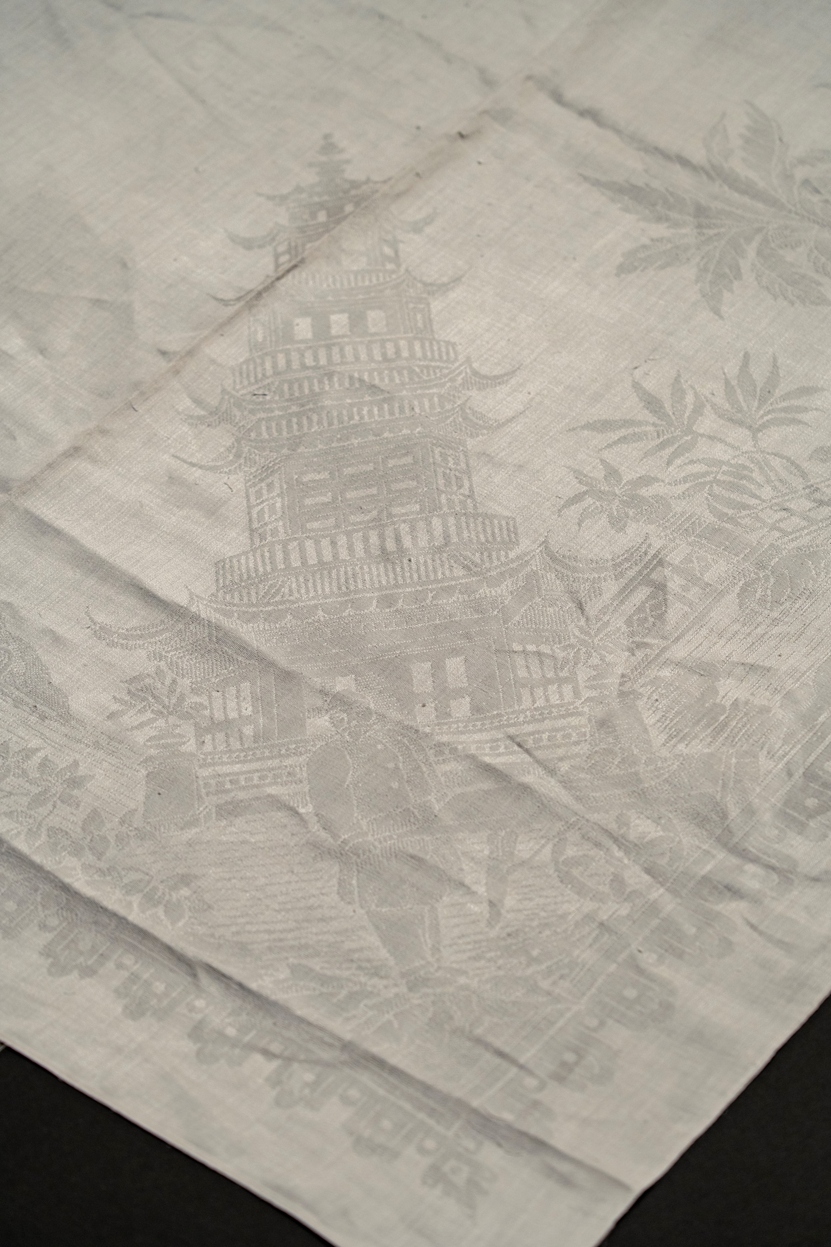 Importante Tovaglia in Lino Decorata con Vedute di Roma, Venezia e Milano tra Pagode Angolari Lun...