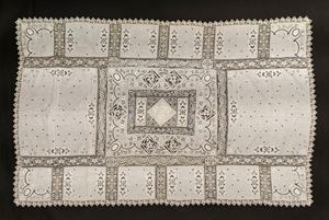 Elegante tovaglia in lino decorata a riquadri con stemma centrale recante motto "Deus et gladium" tra motivi floreali e stilizzati 