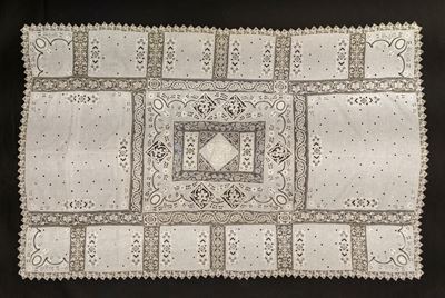 Elegante Tovaglia in Lino Decorata a Riquadri con Stemma Centrale Recante Motto "deus Et Gladium"...