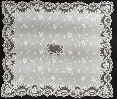 Tovaglia in Lino e Pizzo Bianco a Profilo Mosso con Ricami a Motivi Floreali. Inizio Secolo XX