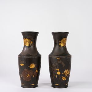 Coppia di vasi in bronzo decorazione a rilievo, incisione e doratura parziale, Giappone, periodo Meiji