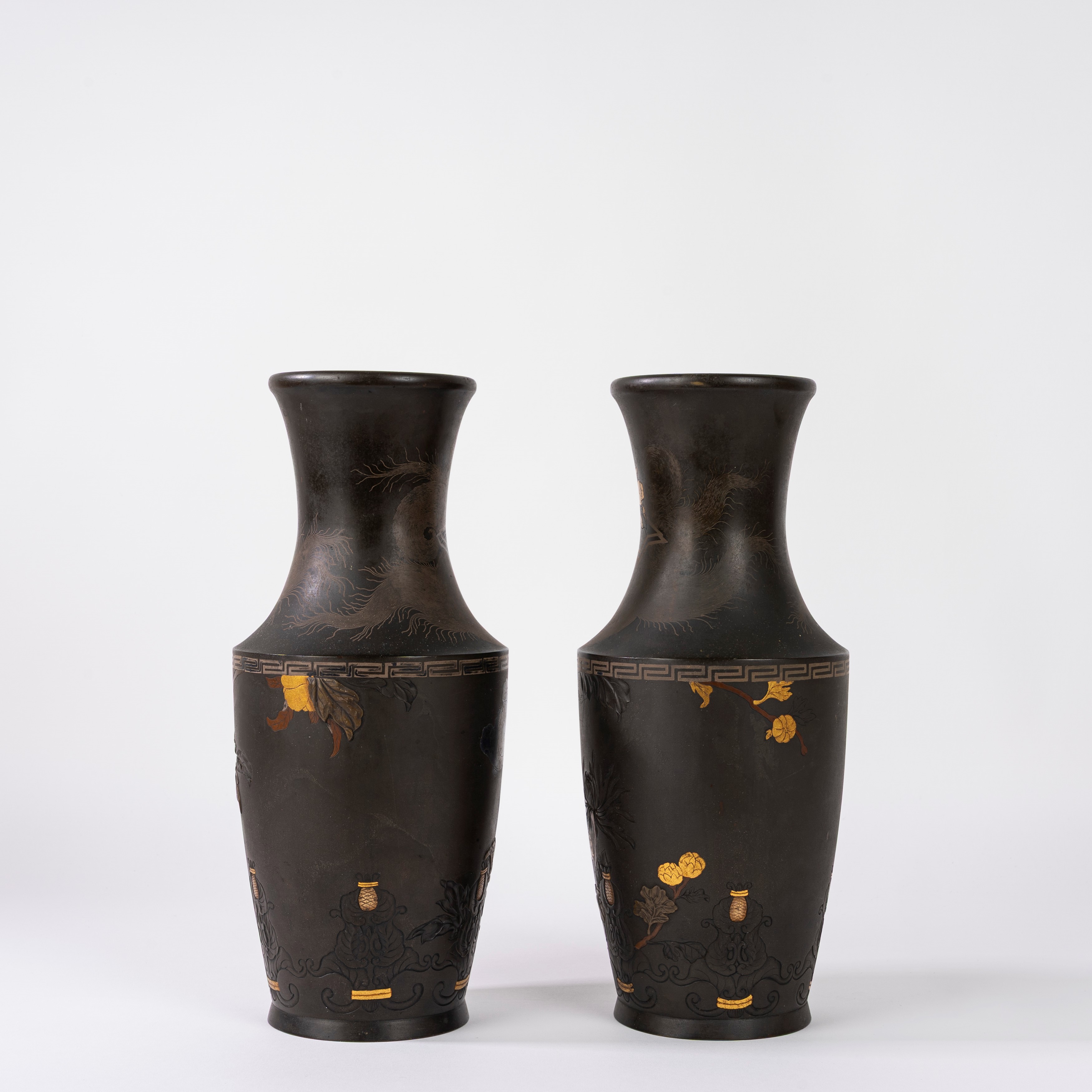 Vasi in bronzo con decorazione a rilievo, incisione e doratura parziale, Giappone, periodo Meiji