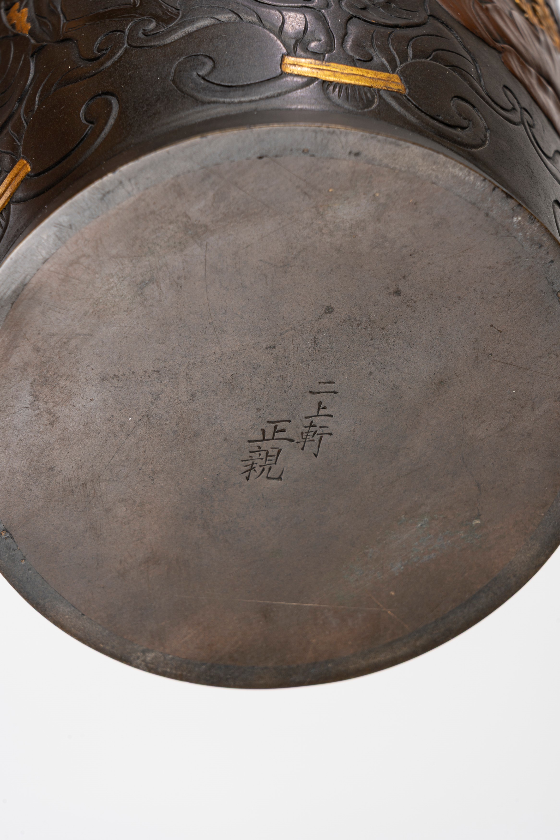 Vasi in bronzo con decorazione a rilievo, incisione e doratura parziale, Giappone, periodo Meiji