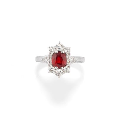 Anello in oro bianco 18k con rubino ovale “Pigeon Blood” e diamanti