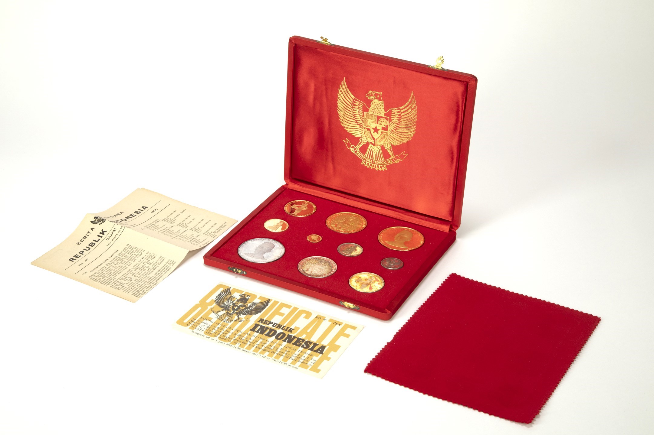 Elegante set contenente la seria completa di 10 monete per il 25° anniversario dell'indipendenza,...