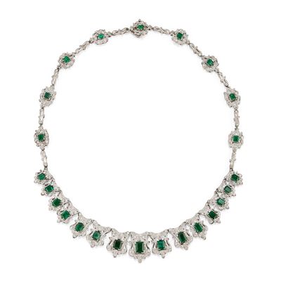 Collana in platino con smeraldi e diamanti, motivi a scudo