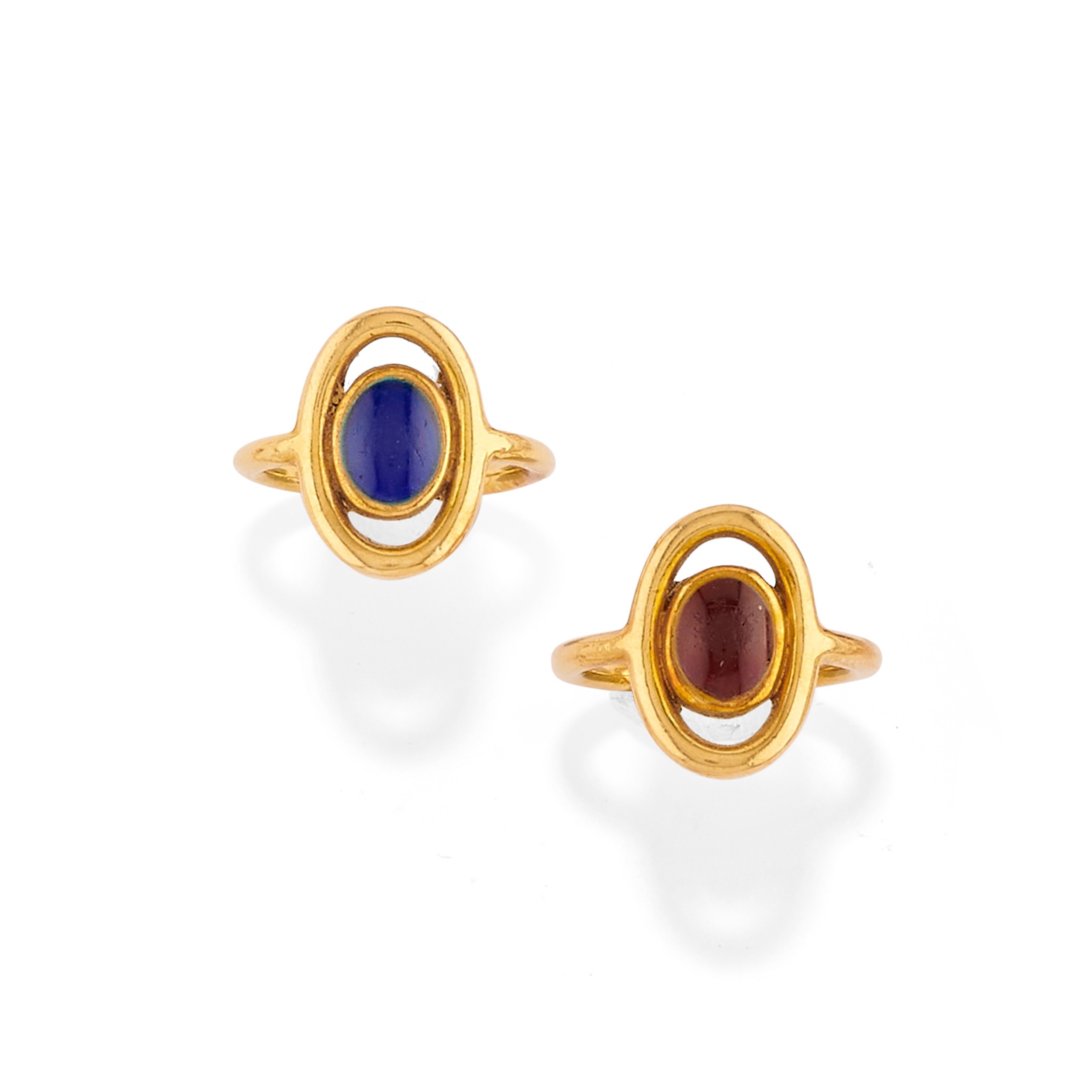 Demi parure, lunga collana e due anelli, in oro giallo 18k con paste vitree