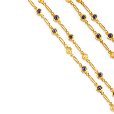 In oro giallo 18k, due collane con zaffiri e diamanti