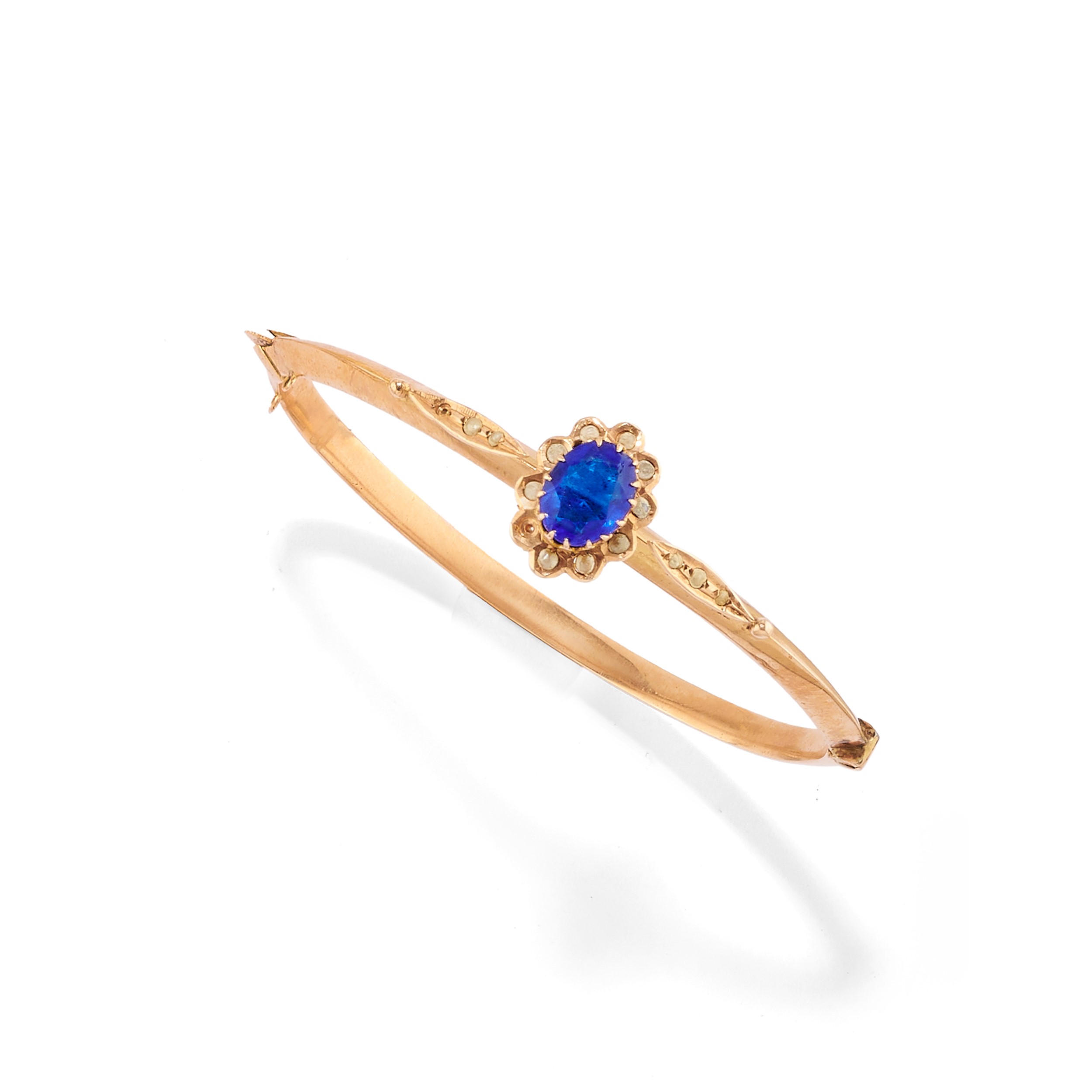 Bracciale rigido e spilla, gioielli in oro giallo a bassa caratura con pietre sintetiche e perlin...