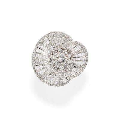 Anello in oro bianco 18k con diamante centrale e decori di diamanti
