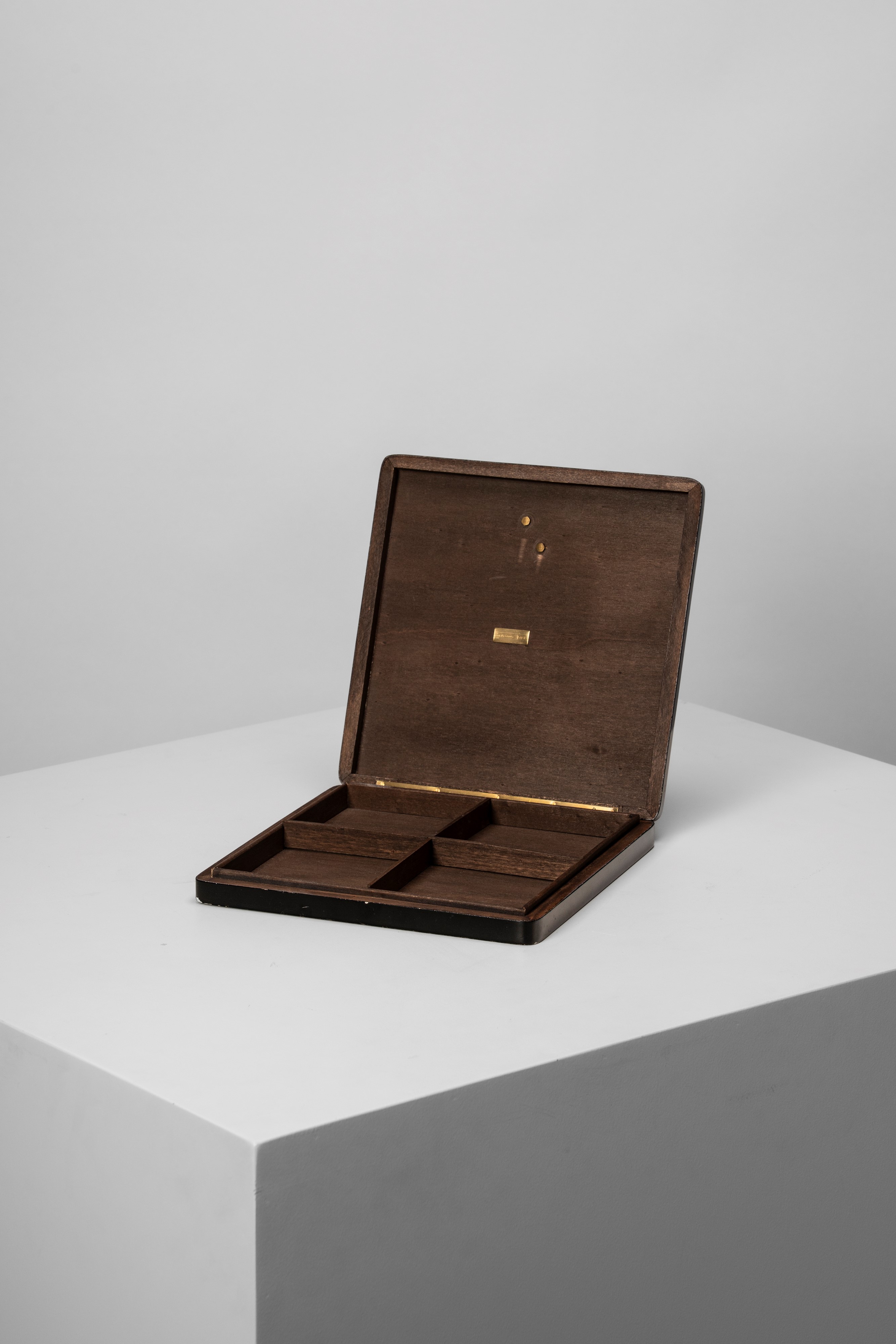 Gabriella Crespi - Scatola, legno laccato con fusione di ottone, 1976