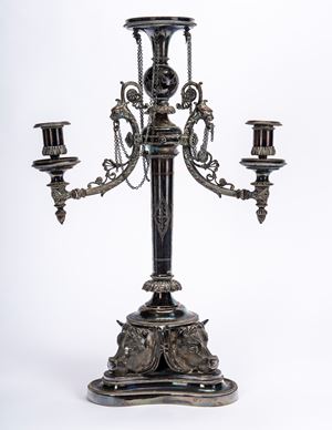 Grande candeliere in metallo argentato a tre luci. Fine secolo XIX 