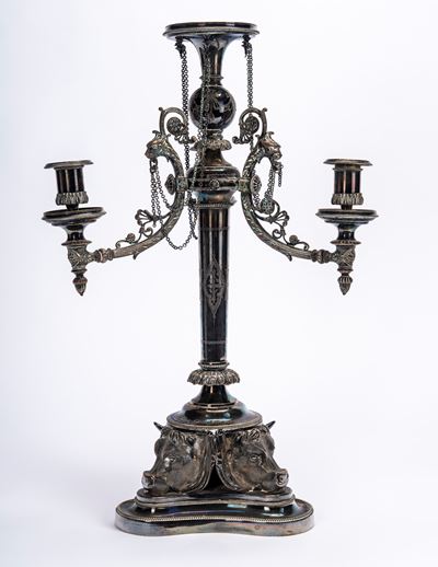 Grande candeliere a tre luci in metallo argentato, fine secolo XIX