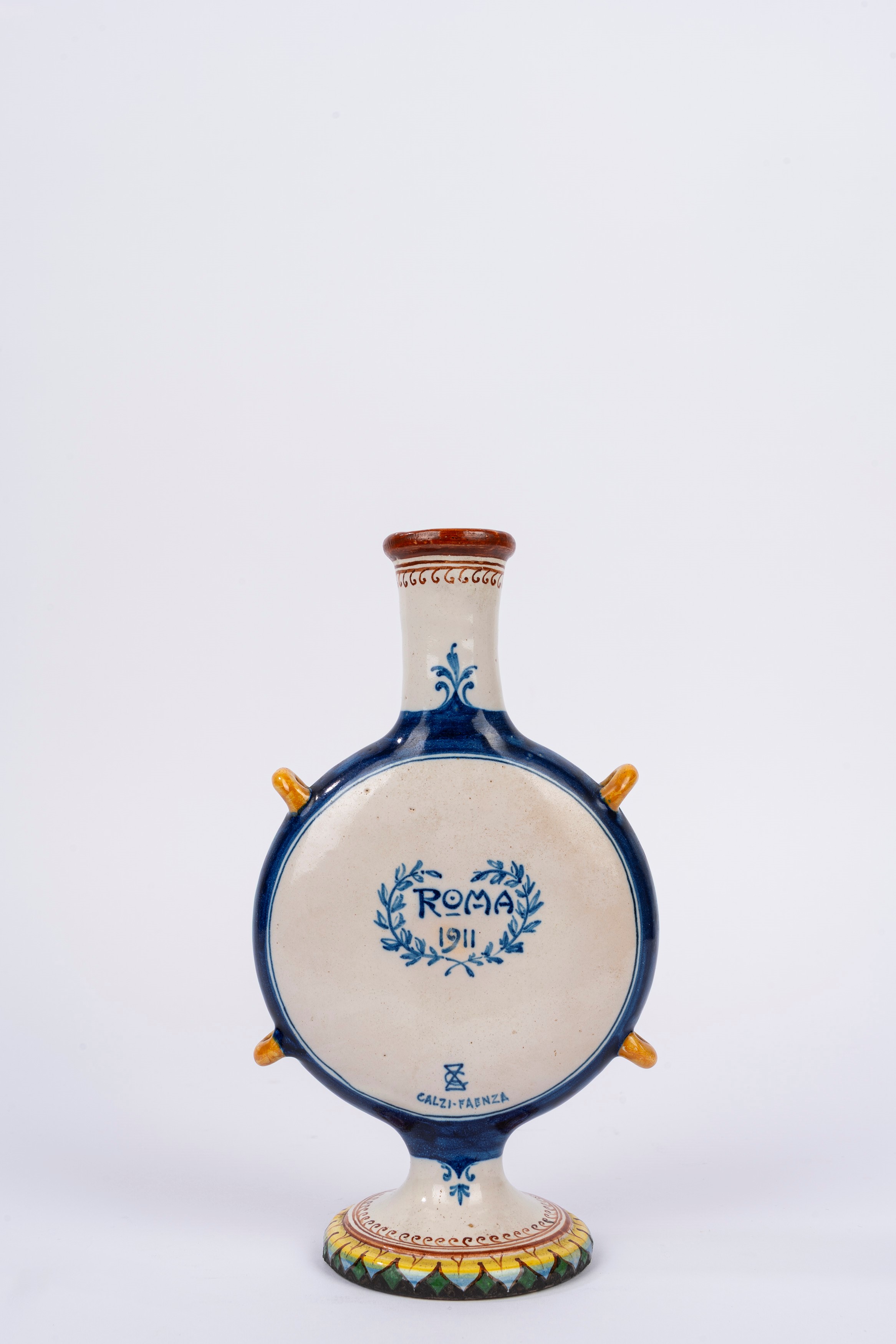 Calzi - Fiaschetta pubblicitaria in ceramica smaltata per l’Esposizione Universale di Roma (1911)