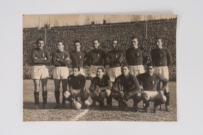 Foto della Nazionale di Calcio italiana, formazione 1946 con firme autografe