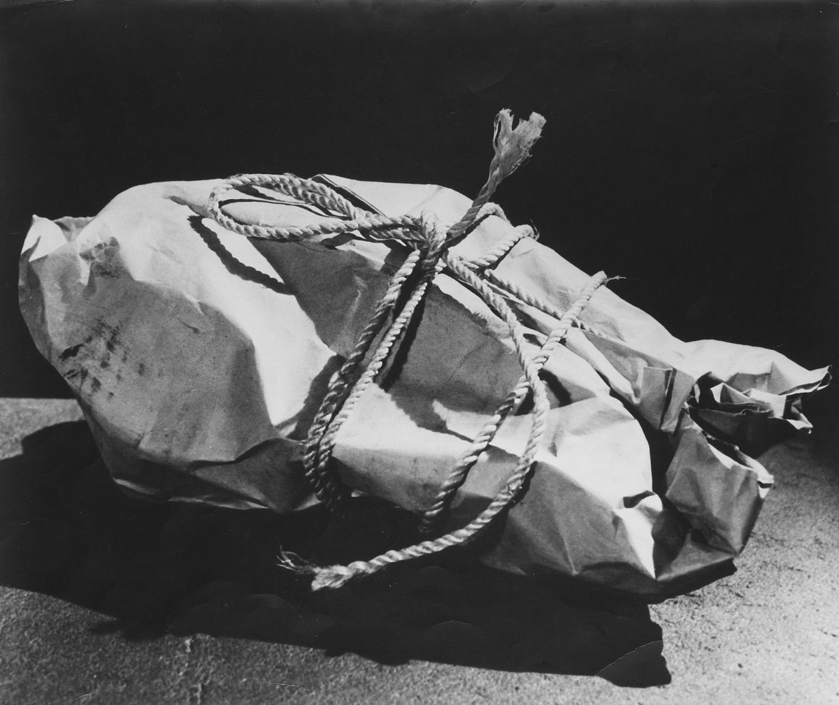 Man Ray - Nome Autore, Enigma II (1935-1975), Stampa alla gelatina ai sali d'argento