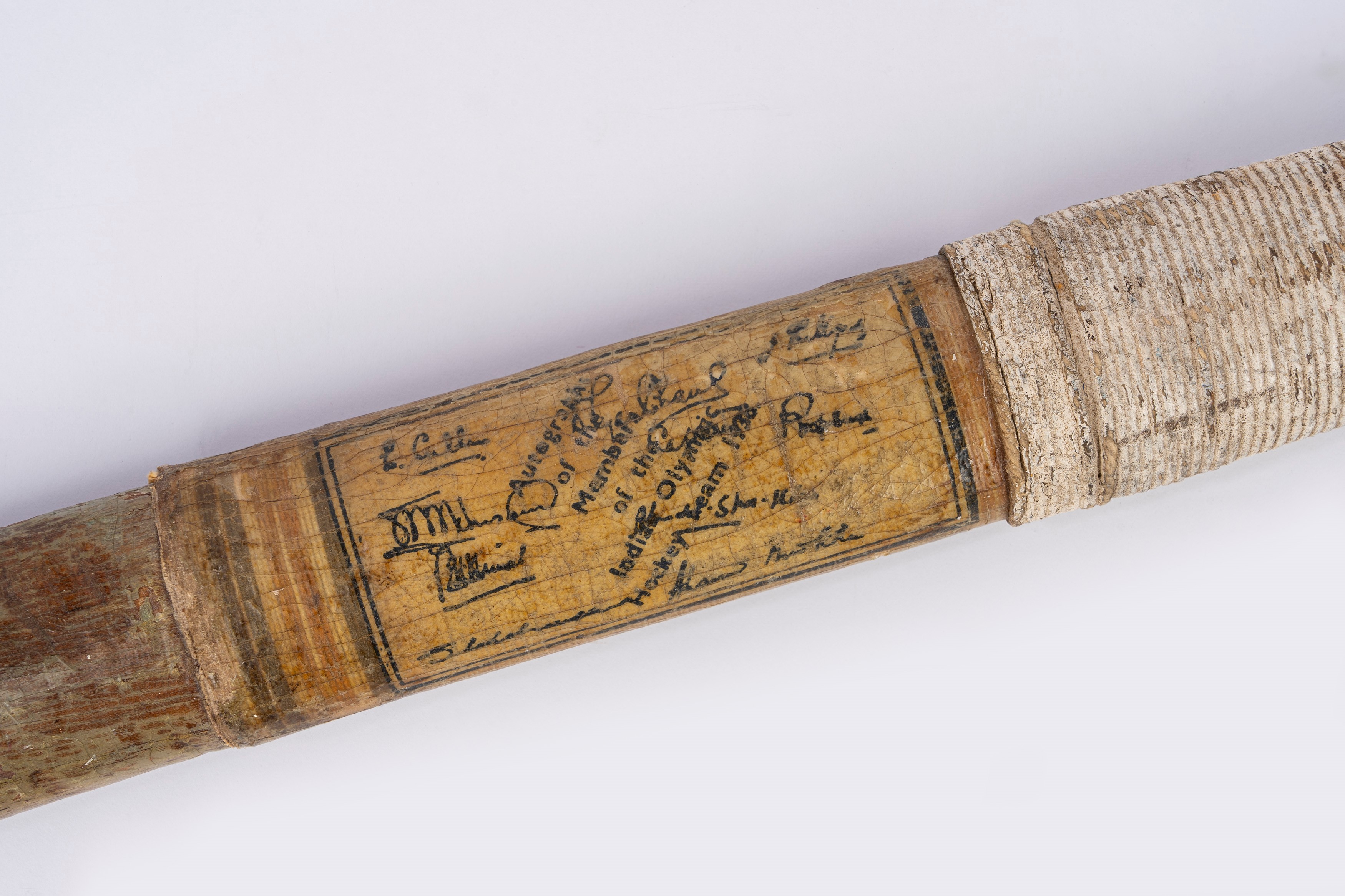 Bastone da hockey su prato, “Campioni dell’India Britannica” con firme autografe (anni 1930 ca., ...