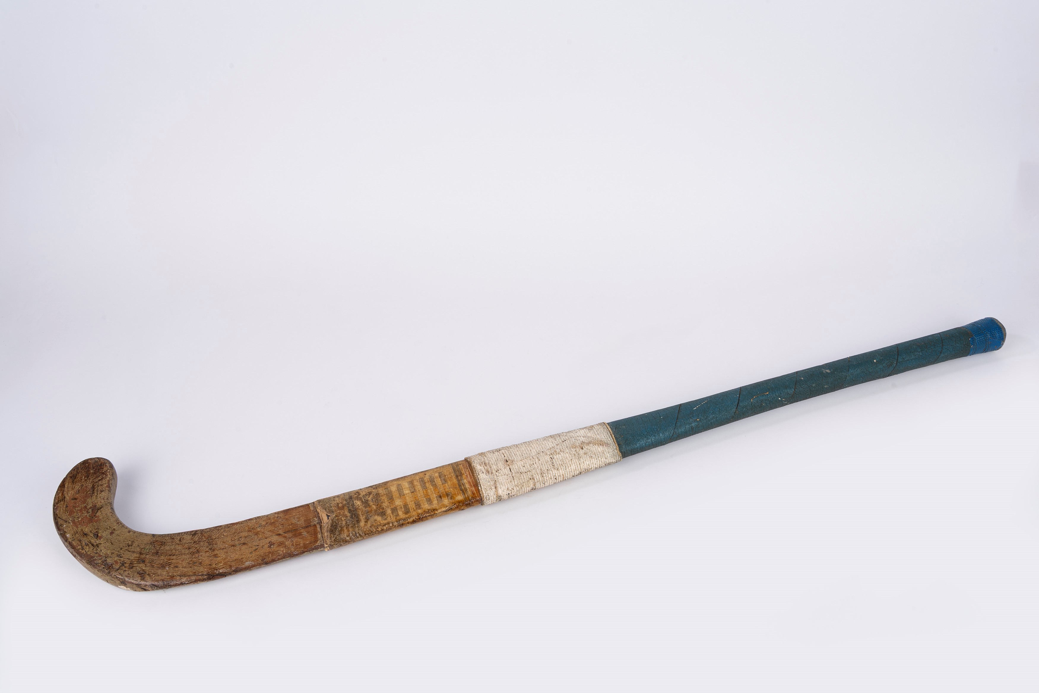 Bastone da hockey su prato, “Campioni dell’India Britannica” con firme autografe (anni 1930 ca., ...