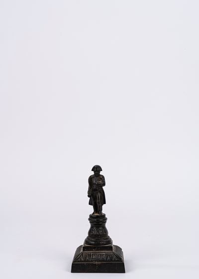 Piccolo bronzetto commemorativo a figura intera